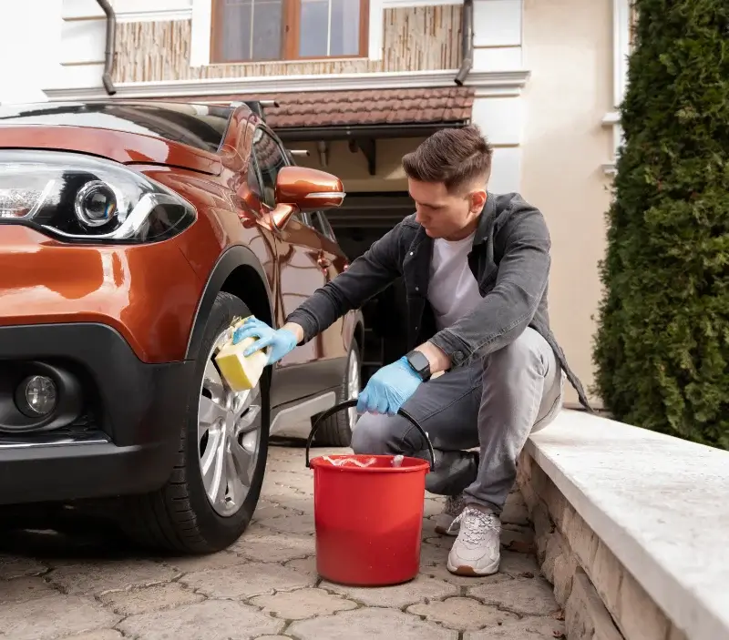 Lavage auto à domicile Beyssenac : professionnel intervenant sur un véhicule